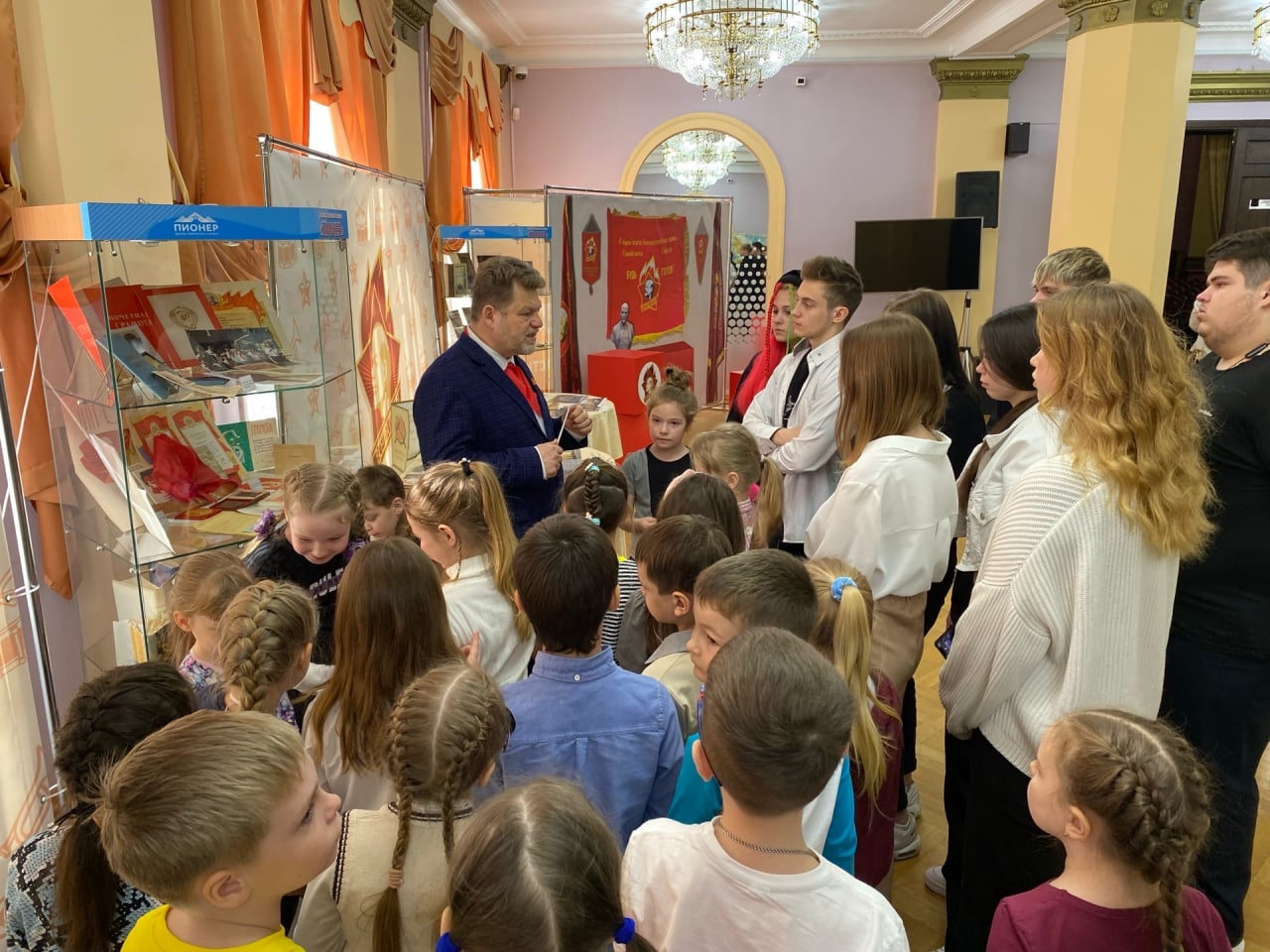 Дворец творчества и спорта пионер тюмень. Выставка Пионерия в музее. Экспозиция ко Дню пионерии. Фотовыставка к 100-летию пионерии. Выставка ко Дню пионерии в музее.
