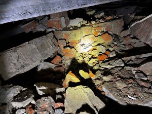 Спасатели извлекли 12-летнего ребёнка из-под обрушившихся конструкций.
