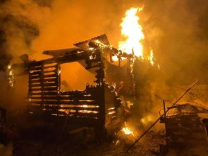 Опасный ночной инцидент: серьёзный пожар уничтожил дом и повредил авто в Нижнетавдинском округе