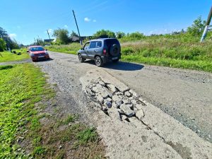 🚧 Опасная яма на Центральной: когда в Березовке починят дорогу?