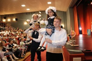 Главные персонажи праздника – на выход!